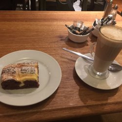 Cafe Maya - Chocolate cake with cheese topping