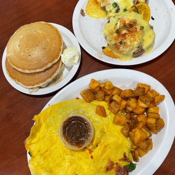 Eggs 'n Things - Waikiki Beach Eggspress - Omelette and eggs Benny - Breakfast & Brunch Near Me - Honolulu, Hawaii