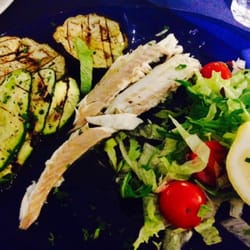 Trattoria Caprese - Mezza spigola al forno con verdure grigliate e insalata - 13€