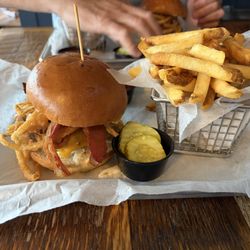 Tessie's bar & kitchen - The Commentator with Fries