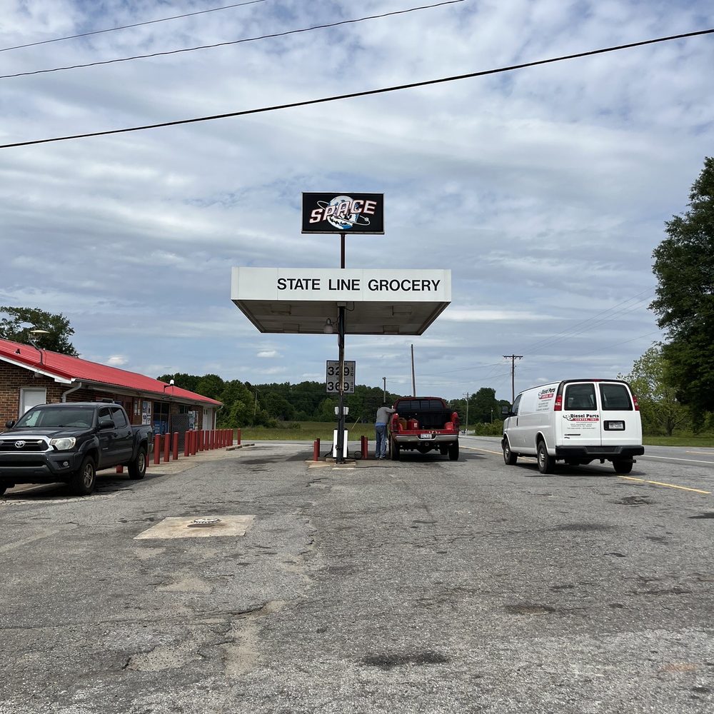 State Line Grocery - cars parked in front of the store - Grocery Near Me - Gaffney, South Carolina