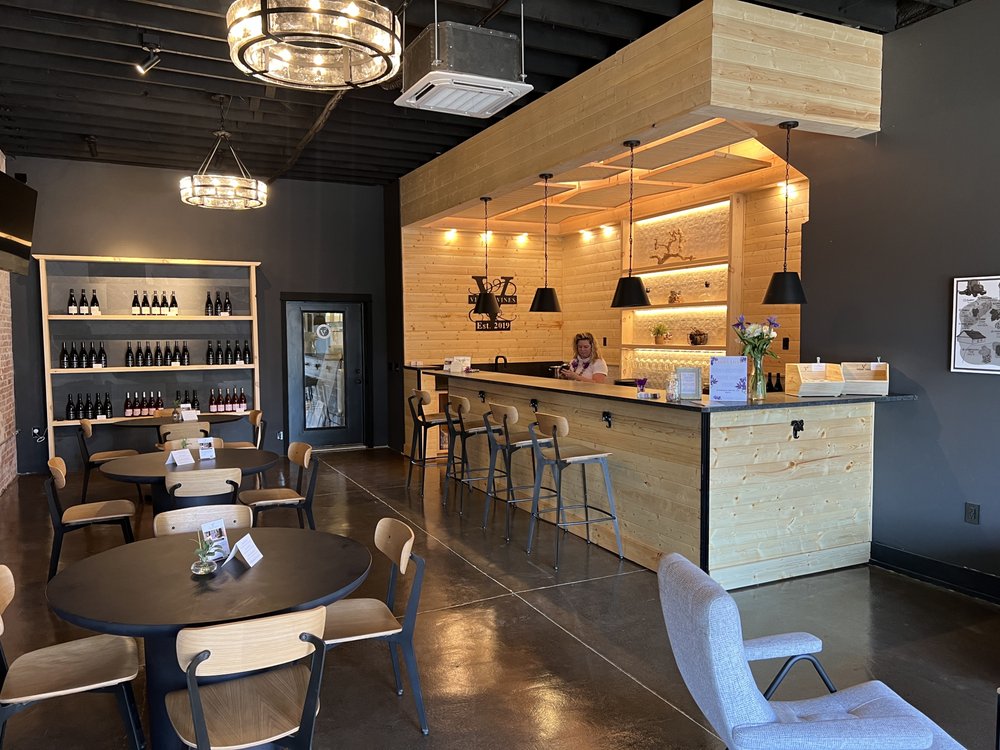 VIOLET VINES Updated October 2024 41 Photos 203 W Main St