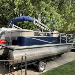 Keith's Marina - Beautiful pontoon bought at Keith's Marina - runs like crap on the water and they knew it but never told us!