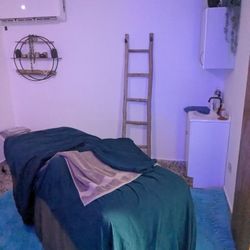 Chi Spa - Massage room bed 2