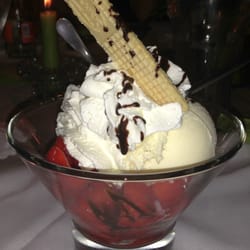 Landhaus Schäfer - Erdbeeren mit Vanilleeis und Sahne