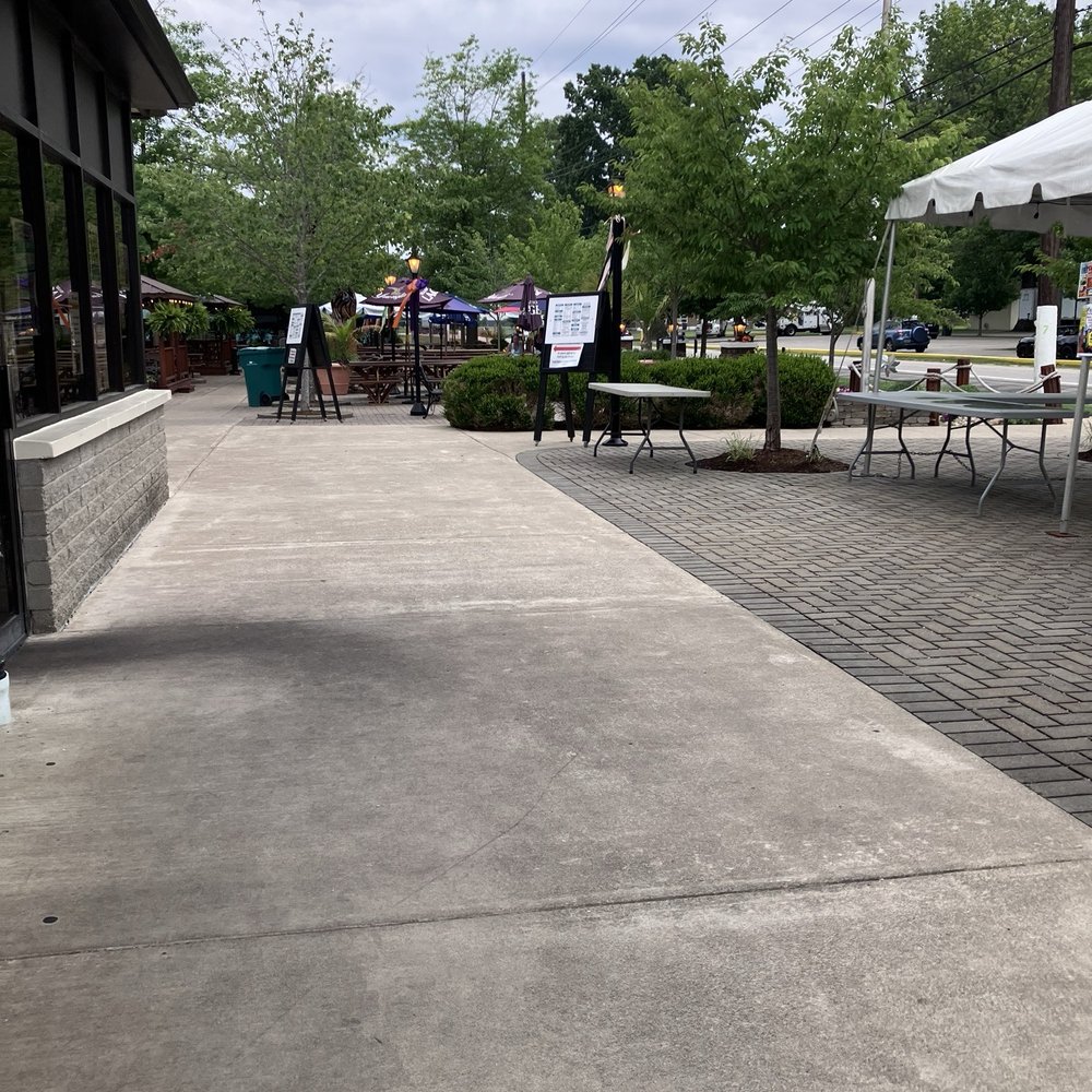 Mike Linnig's Restaurant - Plenty of outdoor seating - Seafood Near Me - Louisville, Kentucky