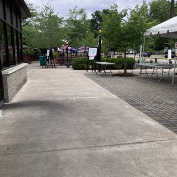 Mike Linnig's Restaurant - Plenty of outdoor seating - Seafood Near Me - Louisville, Kentucky