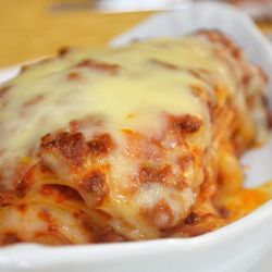 Trattoria Italiana Mama Mia - Lasagna una prelibatezza tutta italiana [pasta-prosciutto cotto-besciamella-ragù e formaggio.