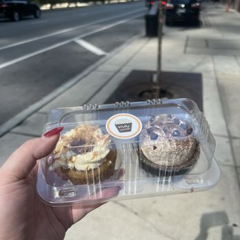 Molly's Cupcakes - Apple Crisp *Cold* *Seasonal* Abuelita Tres Leches - Seasonal - Cupcakes Near Me - Chicago, Illinois