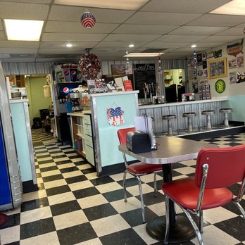 Winston Diner & Drive-thru - Inside is very retro - American Near Me - Winston, Oregon