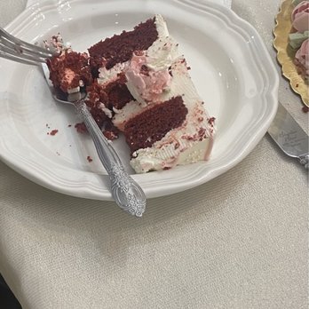 Suzi Cakes - Cake inside - icing was dry and block-chunk like!! Bad - Bakeries Near Me - East Hanover, New Jersey