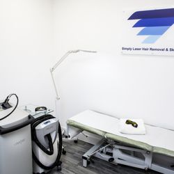 Simply Laser Hair Removal and Skin Clinic - Medical‑grade laser hair removal room with modern equipment, advanced cooling systems and a clean setup designed for safe, relaxed treatment