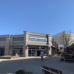 Tommy Hilfiger Outlet - Outside