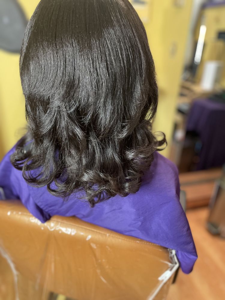 Gwen's Hair Port East Logo