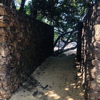 Paako Cove - Walkway into the hidden beach. - Beaches Near Me Paako Cove - Walkway into the hidden beach. - Beaches Near Me