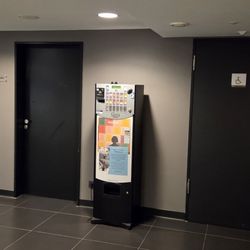 Stock Avenue 81 - Zigarettenautomat vor den WCs