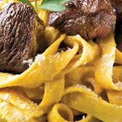 Quezesos - FETUCHINI DE ARRACHERA EN REDUCCION AL VINO TINTO CON ARANDALOS