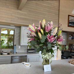 Robin Lamont Flowers & Gardens - lovely lilies deluxe bouquet