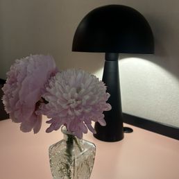 Sweet soft pink flowers to adorn the table Sweet soft pink flowers to adorn the table