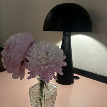 TALEA - Bryant Park - Sweet soft pink flowers to adorn the table - Beer Bar Near Me - New York, New York TALEA - Bryant Park - Sweet soft pink flowers to adorn the table - Beer Bar Near Me - New York, New York