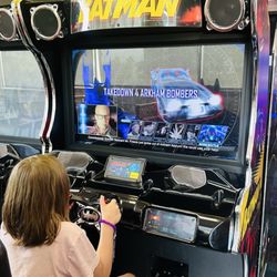 Chuck E. Cheese - Batman Game