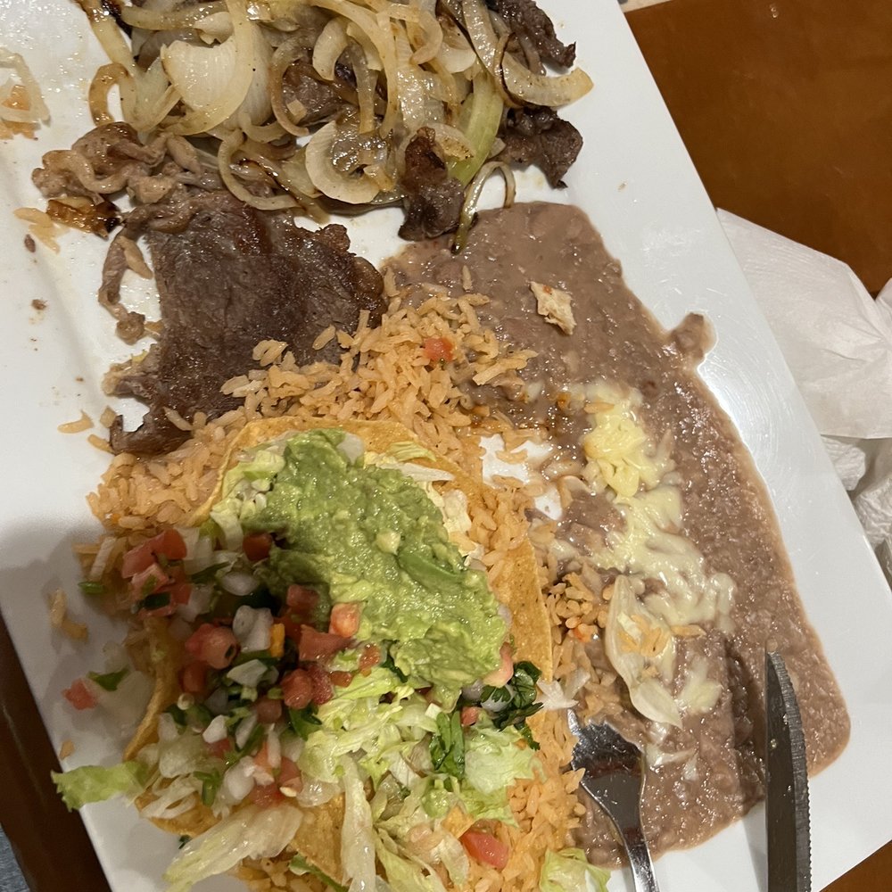 El Huapango Mexican Restaurant - Carne Asada served with rice beans tortillas and a tortilla bowl filled with lettuce Pico and guacamole - Mexican Near Me - Grimes, Iowa