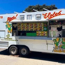 Los Reyes Del Elote Asado - Exterior of truck