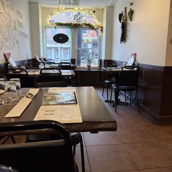 Angeli’s pizzeria Fed Hill - Plenty of dining are and bar area - Pizza Near Me - Baltimore, Maryland
