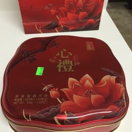 Pretty Chinese moon cakes gift set