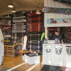 Freerider - Kassentresen und Snowboardwand