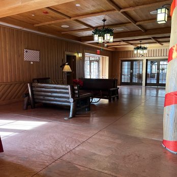 Bear Mountain Inn - Lobby area - Hotels Near Me - Bear Mountain, New York
