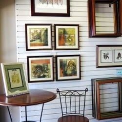 Frame Outlet - Store interior.