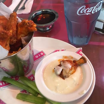 Big Pink - Flavorless wings - Pizza Near Me - Miami Beach, Florida