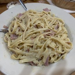 Fettuccine Alfredo Carbonara - 1/5 stars - Alfredo is NOT carbonara sauce!! Fettuccine Alfredo Carbonara - 1/5 stars - Alfredo is NOT carbonara sauce!!