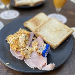 RheinZeit - American breakfast with scrambled egg substituted for fried