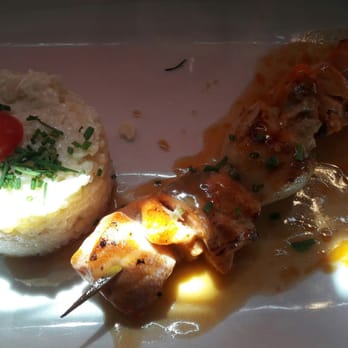 Reflets de Scène - Brochette de saumon et noix de Saint-Jacques avec un risoto - French Near Me - Paris, 75 Reflets de Scène - Brochette de saumon et noix de Saint-Jacques avec un risoto - French Near Me - Paris, 75