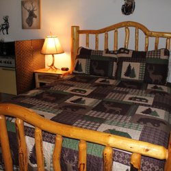 Squaw Rock Resort & Rv Park - Rustic log beds in all the rooms. This is Room 2. It also has a gas fireplace.