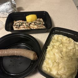 Pulcinella Restaurant - Grilled Chicken, Grilled Sausage, bland Fettuccine Alfredo