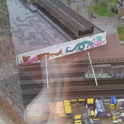 Mini Mall - De Mini Mall van boven. De muur wordt regelmatig onder handen genomen door een lokale kunstenaar!