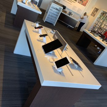 Verizon - My daughter played on the iPad during our short wait. - Mobile Phones Near Me - Hawthorne, California