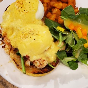 Aloha Kitchen - Eggs Benedict with Lobster - Breakfast & Brunch Near Me - Honolulu, Hawaii