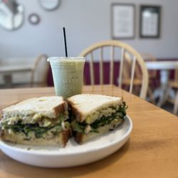 Vaella Coffee & Tea - Table view