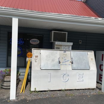 The Hamilton Mercantile - an old ice machine outside - Convenience Stores Near Me - Wells, New York