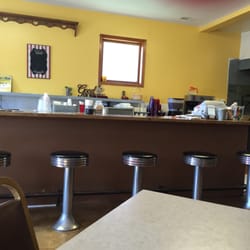 Tin Can Diner - A view of the counter from our table. It's 9:00.m. So we are the only customers in the restaurant.
