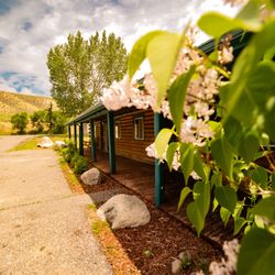Chinook Winds Lodge - Single-story