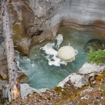 Maligne Canyon - foam ball in the middle of the swirling waters - Hiking Near Me Maligne Canyon - foam ball in the middle of the swirling waters - Hiking Near Me