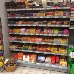 ICA Björnen - En av godishyllorna.