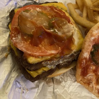 Wendy's - Where's the lettuce and onions....supply chain or bad service...did I miss the we're out of onions and lettuce sign....BOOOOOOO - Fast Food Near Me - Pinole, California