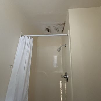 Winthrop Inn - Black mold in the shower - Hotels Near Me - Winthrop, Washington