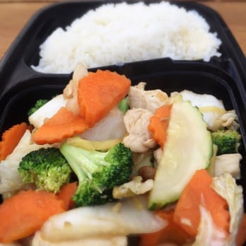 Mama Made - Ginger chicken special w/!rice and lots of veggies - carrot, zucchini, and cabbage - fresh, light and flavorful! - Thai Near Me - San Diego, California